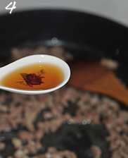 孜然澳洲羊肉炒饭,倒入半汤匙料酒炒匀