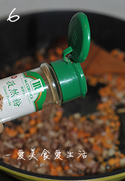 孜然澳洲羊肉炒饭,加入盐和孜然粉（孜然粉的量要稍多点）