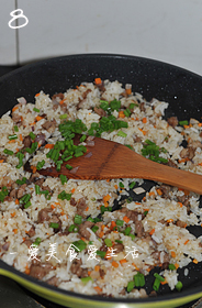 孜然澳洲羊肉炒饭,撒上葱花出锅