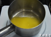 天鹅泡芙,停火,搅至黄油完全融化。