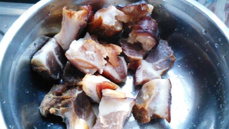 ≈腊蹄子炖土豆≈,腊蹄子稍微冲一下,冲掉表面灰尘