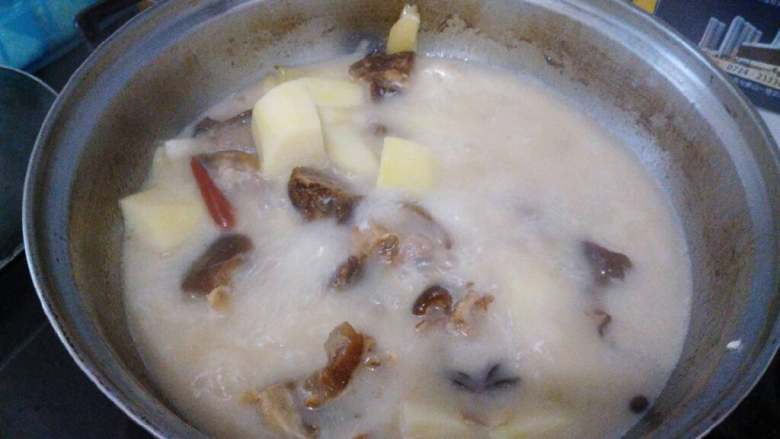 ≈腊蹄子炖土豆≈,倒入开水,炖30分钟