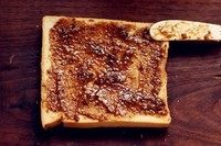 黑椒火腿三明治,抹上一层<a style='color:red;display:inline-block;' href='/shicai/ 26895'>黑椒酱</a>。