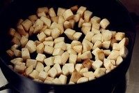 黑椒牛排粒,盛出备用。接着再炒杏鲍菇和蒜片。