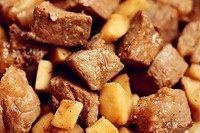 黑椒牛排粒,把牛排粒回锅一起翻炒,转小火盖上锅盖,杏鲍菇会慢慢出水,这一点点水当菜的酱汁刚好,不用再额外加水。让杏鲍菇入入味就可以出锅了!试试味道,按自己的口味加盐调整味道。