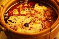 私房辣猪蹄,炖肉我喜欢用土陶煲,所以平底锅炒完会倒入锅里接着炖。也可以直接原锅炖着。猪蹄要软软烂烂,大火煮开后转中小火接着炖,大致需要2个半小时。期间一定要时刻关注着水量,避免粘锅。当然也可以直接高压锅炖节省时间。我家是松下电压力锅,试过15分钟就已经非常烂了。