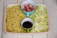 日式酱油炒面,【准备工作】
五花肉切成薄片,超市有卖火锅用的五花肉薄片更好。
高丽菜切掉菜心,一片片的扒下来,洗干净,切片。