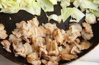 日式酱油炒面,平底锅炒香肉片,五花肉出油后拨到一边。