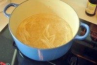 咖喱乌冬,<a style='color:red;display:inline-block;' href='/shicai/ 29'>洋葱</a>切丝，锅里放油，加<a style='color:red;display:inline-block;' href='/shicai/ 29'>洋葱</a>炒至半透明，加<a style='color:red;display:inline-block;' href='/shicai/ 156925'>水</a>煮开。