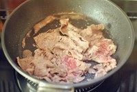 咖喱乌冬,肥牛用盐和黑胡椒稍微腌制一下，平底锅煎香。<a style='color:red;display:inline-block;' href='/shicai/ 2914'>蘑菇</a>切四瓣或者切片。