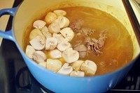 咖喱乌冬,步骤一的锅里水烧开加入蘑菇，肥牛，咖喱块。搅拌咖喱块化开，中火煮5-10分钟，至蘑菇入味。