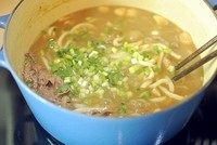 咖喱乌冬,出锅前撒上<a style='color:red;display:inline-block;' href='/shicai/ 157'>小葱</a>花。