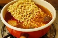 火锅面,我准备的材料都非常容易熟,所以和面一起放入汤里。如果你有不易熟的食材,那么请先放。