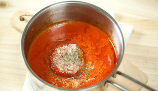 简单炸鱼,使用<a style='color:red;display:inline-block;' href='/shicai/ 519'>面粉</a>、干罗勒、干牛至、橄榄油、罐装番茄、海盐、黑胡椒炒制 basic tomato sauce,这东西能不买现成的就别买,现做出来口味要好很多