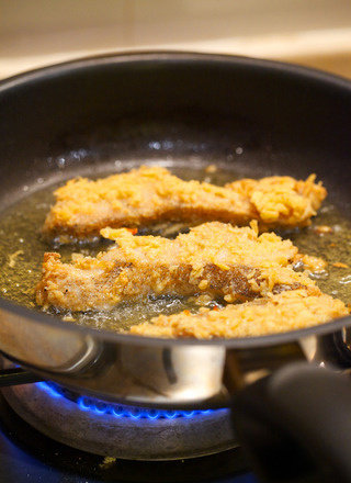 简单炸鱼,将腌渍好的鱼肉裹上之做好的酥粒后180度油温煎炸,不必炸透,双面金黄色后盛出垫烘培纸待用