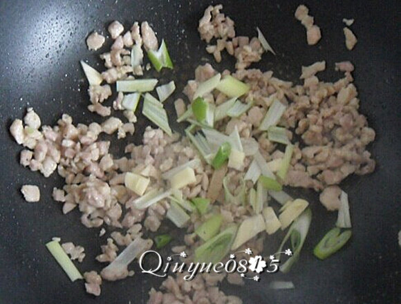 炸酱面,炒锅放油,放生姜、五花肉、葱蒜爆香。