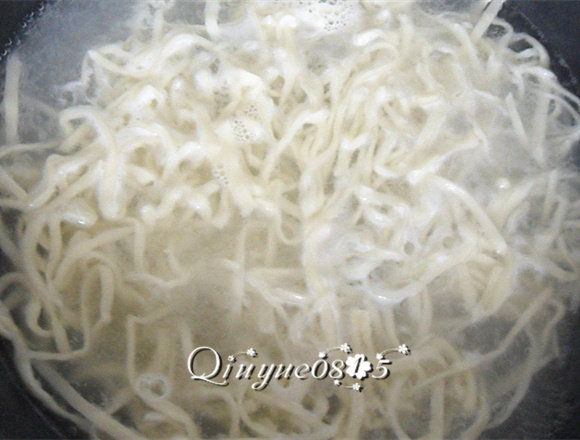 炸酱面,水宽点儿把面条煮出来,盛碗。