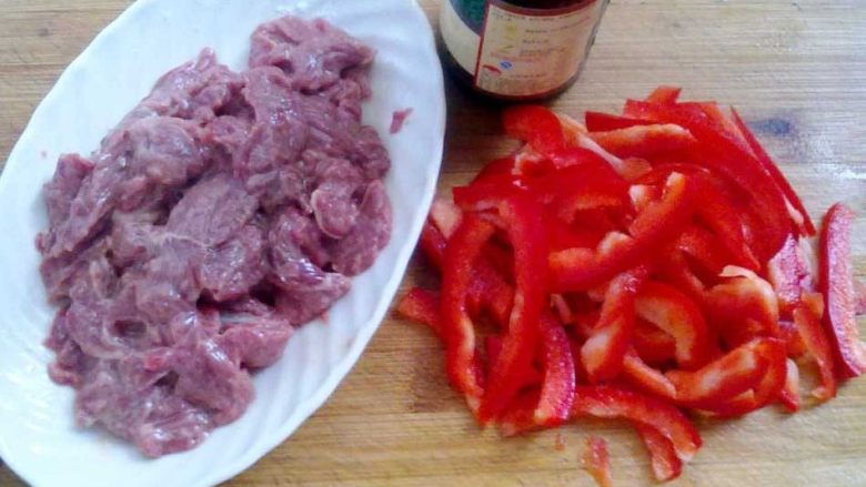甜椒牛肉饭 ,将牛肉洗干净,切成片,和水淀粉、盐、油搅拌均匀。<a style='color:red;display:inline-block;' href='/shicai/ 3534'>甜椒</a>清洗干净,切成细丝备用