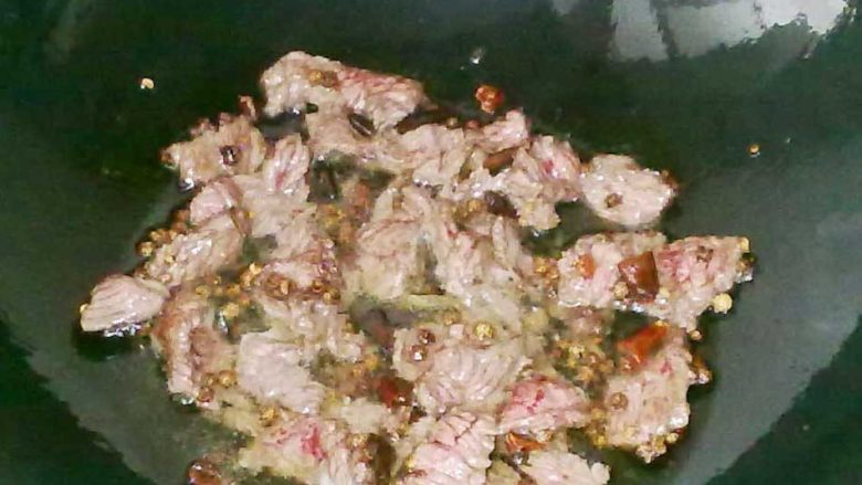 甜椒牛肉饭 ,将油烧至7成热，加<a style='color:red;display:inline-block;' href='/shicai/ 134550'>干花椒</a>、<a style='color:red;display:inline-block;' href='/shicai/ 86474'>干辣椒</a>爆香，放入牛肉煸炒变色