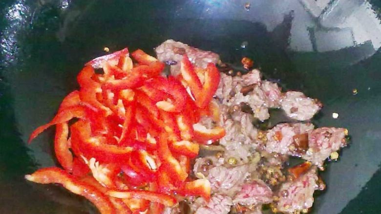 甜椒牛肉饭 ,加入甜椒、生抽翻炒均匀，放<a style='color:red;display:inline-block;' href='/shicai/ 756'>鸡精</a>调味；起锅的时候撒上<a style='color:red;display:inline-block;' href='/shicai/ 668'>黑芝麻</a>即可