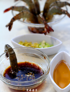 醉虾,醉好的虾非常鲜嫩,直接从酒中取出,醮取做好的调料食用即可。