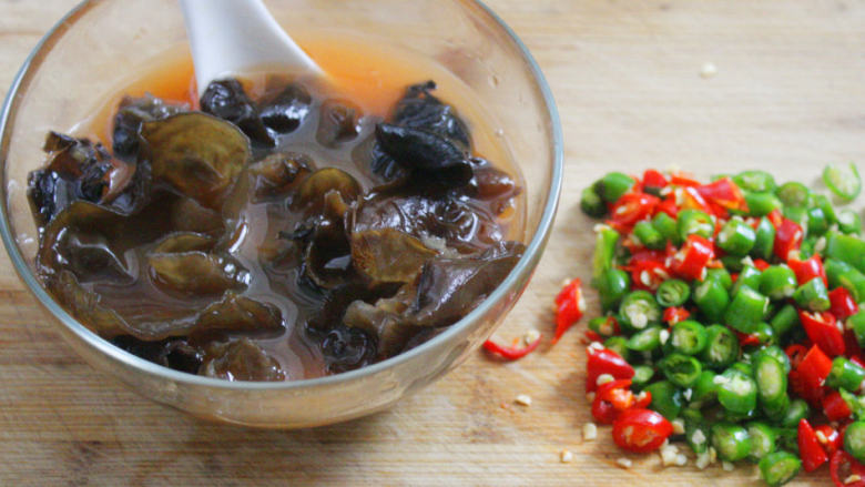 酸辣双椒黑木耳,从泡菜坛里取出适量<a style='color:red;display:inline-block;' href='/shicai/ 9682'>泡菜水</a>，放入无油的碗中备用；加入<a style='color:red;display:inline-block;' href='/shicai/ 720'>胡椒粉</a>、<a style='color:red;display:inline-block;' href='/shicai/ 717'>味精</a>搅拌均匀