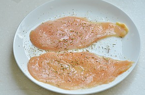 培根鸡肉卷,加入盐,<a style='color:red;display:inline-block;' href='/shicai/ 134296'>白胡椒粉</a>和少许百里香碎,揉匀腌制30分钟。