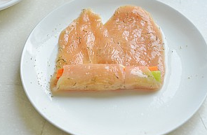 培根鸡肉卷,腌好的鸡脯肉二片重叠着包入莴笋条和胡萝卜条,卷起。