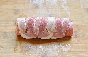 培根鸡肉卷,一直卷至尾部,尽量卷紧。