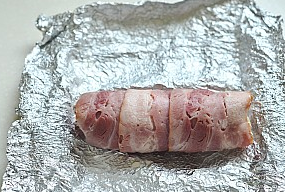 培根鸡肉卷,放入预热好200度的烤箱中,烤25分钟。