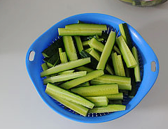 秘制腌黄瓜,<a style='color:red;display:inline-block;' href='/shicai/ 54'>黄瓜</a>洗净后擦干表面水分,切小拇指粗细的条。