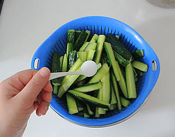 秘制腌黄瓜,.在切好的黄瓜上撒上2勺盐,翻拌均匀,腌制5-6小时杀一下黄瓜自身的水分。
