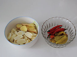 秘制腌黄瓜,<a style='color:red;display:inline-block;' href='/shicai/ 2794'>大蒜</a>剥皮切片，<a style='color:red;display:inline-block;' href='/shicai/ 2802'>老姜</a>洗净擦干表面水分切片，准备朝天椒、<a style='color:red;display:inline-block;' href='/shicai/ 703'>泡椒</a>适量。