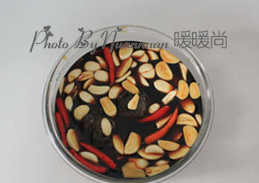 秘制腌黄瓜,将<a style='color:red;display:inline-block;' href='/shicai/ 788'>生抽</a>、<a style='color:red;display:inline-block;' href='/shicai/ 715'>白醋</a>、<a style='color:red;display:inline-block;' href='/shicai/ 866'>冰糖</a>放进耐腐蚀容器中，放入蒜片、姜片、辣椒和泡椒腌至<a style='color:red;display:inline-block;' href='/shicai/ 866'>冰糖</a>融化。