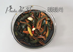秘制腌黄瓜,酱汁凉凉后,重新放入黄瓜条继续腌制5小时左右。