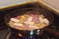 韩式辣炒年糕,同时烧开水煮一下年糕,时间不要太久,一会会就好了。