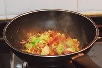 韩式辣炒年糕,加盐翻炒一下至蔬菜变软。