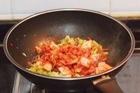 韩式辣炒年糕,倒入辣白菜翻炒。