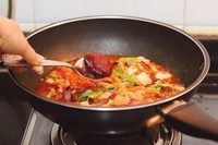 韩式辣炒年糕,锅内倒入一些水,根据个人口味加入韩式辣酱炒匀。