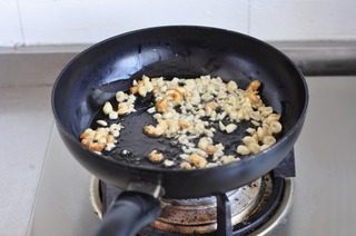家乡特色腊八粥,锅里放油,把花生和虾米炒焦黄