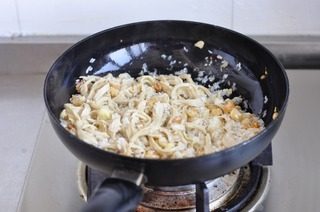 家乡特色腊八粥,放入面筋炒均匀后,倒入大米翻炒均匀