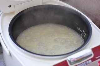 家乡特色腊八粥,兑入骨头汤,和煮粥的水量一样。煮到米烂。调入盐