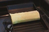 肉松奶酪厚蛋烧,上方卷好的鸡蛋往下卷,出锅切块吃吃吃啦~趁热吃奶酪融化,和肉松混合在一起,敲香!