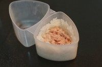 吞拿鱼肉松奶酪煎饭团,将米饭围着模具竖着铺一层,这是为了后面包饭团不露馅哦。放上吞拿鱼。