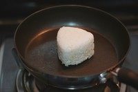 吞拿鱼肉松奶酪煎饭团,平底锅小火不用刷油,把饭团的每一面都煎一下。