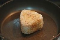 吞拿鱼肉松奶酪煎饭团,煎好的饭团拿出来每一面都刷上<a style='color:red;display:inline-block;' href='/shicai/ 135304'>日式酱油</a>,不要拿那种很咸的酱油哦。锅内滴几滴油,再把饭团的每一面都煎一下就好啦!趁热吃哦,里面的奶酪都融化啦~