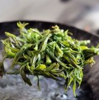 香椿炒鸡蛋,小火烧清水,水开后放入香椿,焯几下捞出过水冲凉备用