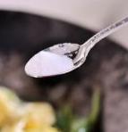 香椿炒鸡蛋,加盐调味,翻炒即可出锅