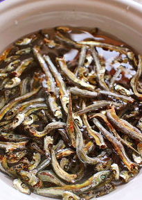 辣炒银芽小鱼,<a style='color:red;display:inline-block;' href='/shicai/ 7576'>小鱼干</a>清水洗净,后沥干