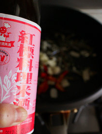 辣炒银芽小鱼,淋入两大匙<a style='color:red;display:inline-block;' href='/shicai/ 4367'>米酒</a>,炒至酒干